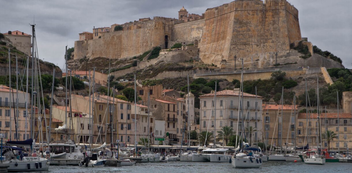 Citadelle et vieille ville sur le littoral corse – avocat en urbanisme et environnement en Corse