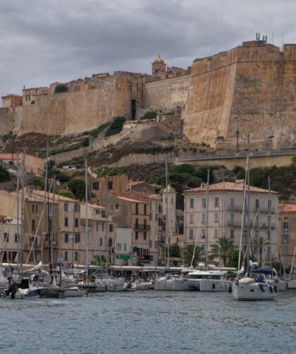 Citadelle et vieille ville sur le littoral corse – avocat en urbanisme et environnement en Corse