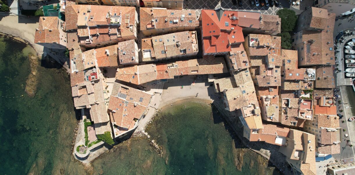Vue aérienne de Saint-Tropez et de son littoral, dans le Var (région PACA)