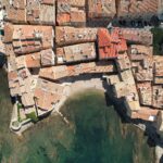 Vue aérienne de Saint-Tropez et de son littoral, dans le Var (région PACA)
