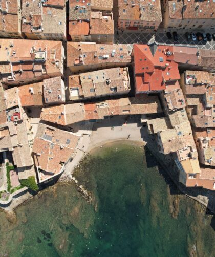 Vue aérienne de Saint-Tropez et de son littoral, dans le Var (région PACA)